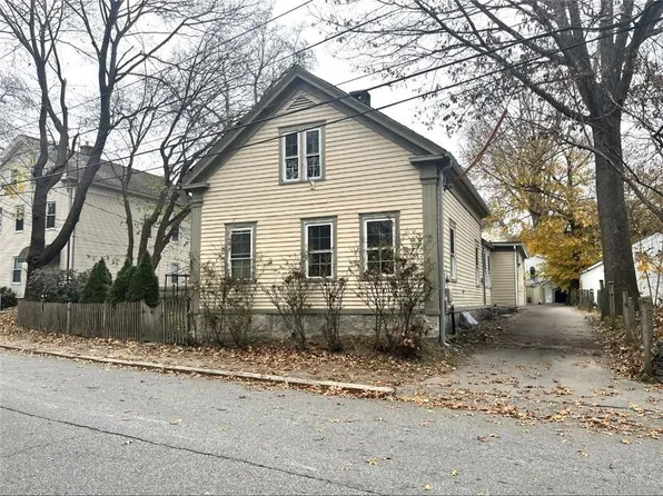 126 W School St, North Smithfield, RI 02895