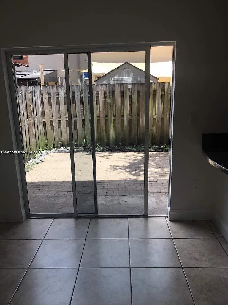 2 bed, 2.5 bath, 1150 sqft, $2,400 — Photo 3