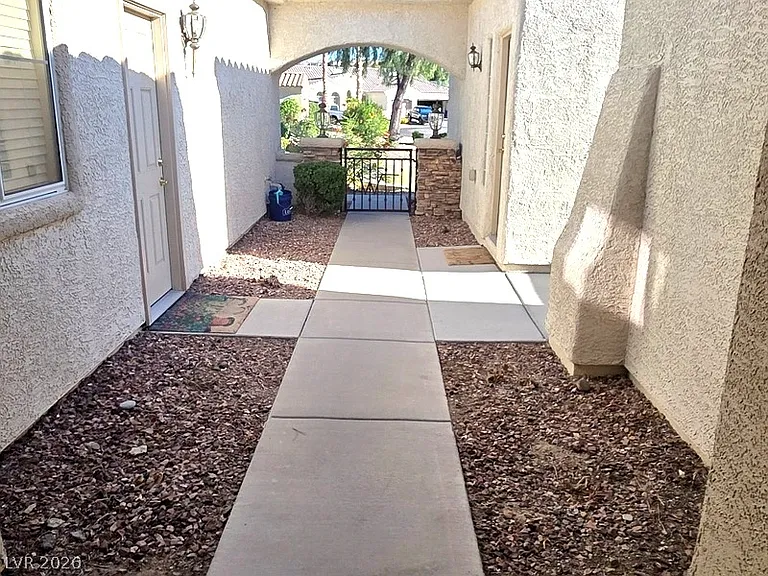 2842 Freedom Hills Dr — Photo 3