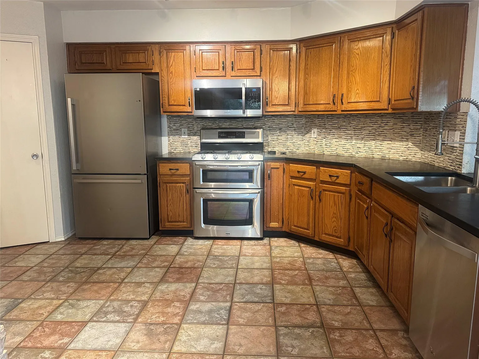 3 bed, 2.0 bath, 1755 sqft, $2,400 — Photo 2