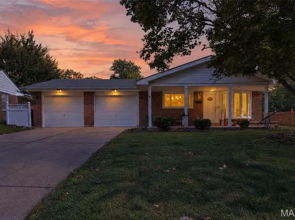 40 Saint Benedict Ln, Florissant, MO 63033