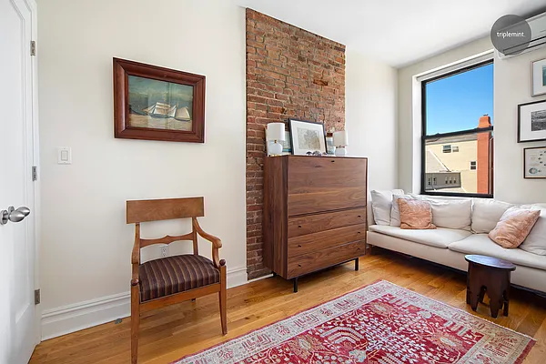 Sold by Triplemint | media 6