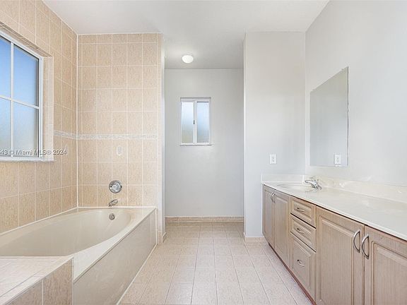 5th image of 1340 NE 42nd Ave