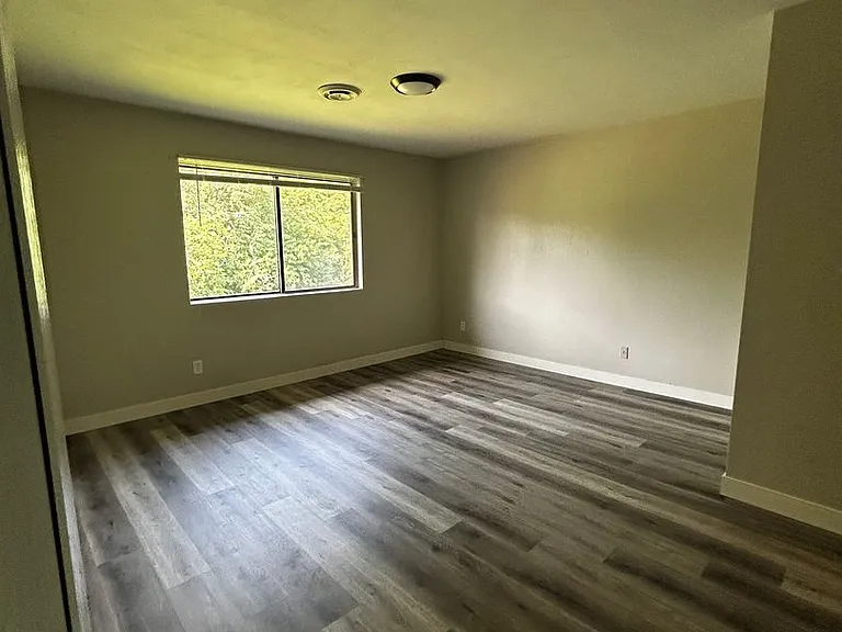 1320 Riverside Dr — Photo 3