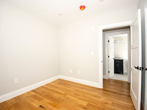 5th image of 348 Chelsea St #2