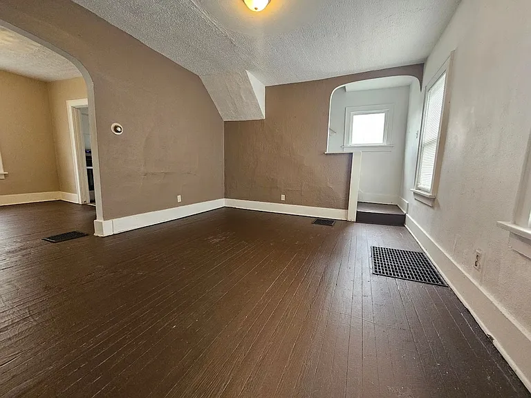 668 Roscoe Ave — Photo 10