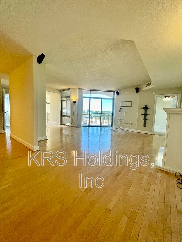 2 bed, 2.0 bath, 1423 sqft, $3,195 — Photo 2