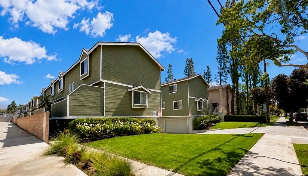 2 bed, 1.5 bath, 1100 sqft, $2,695 — Photo 1