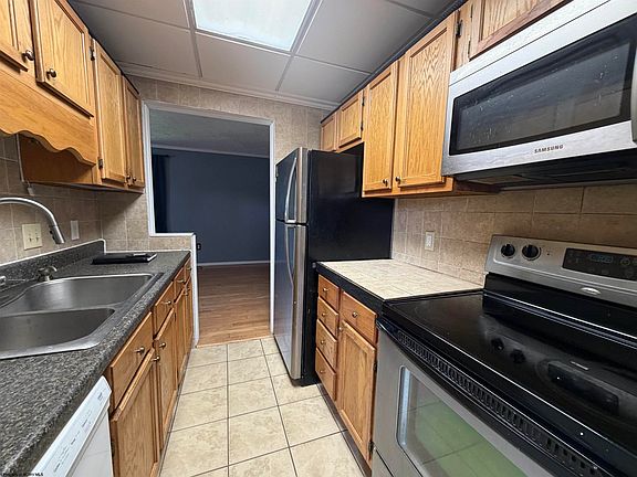 4th image of 93 Fleetwood Dr Unit 1