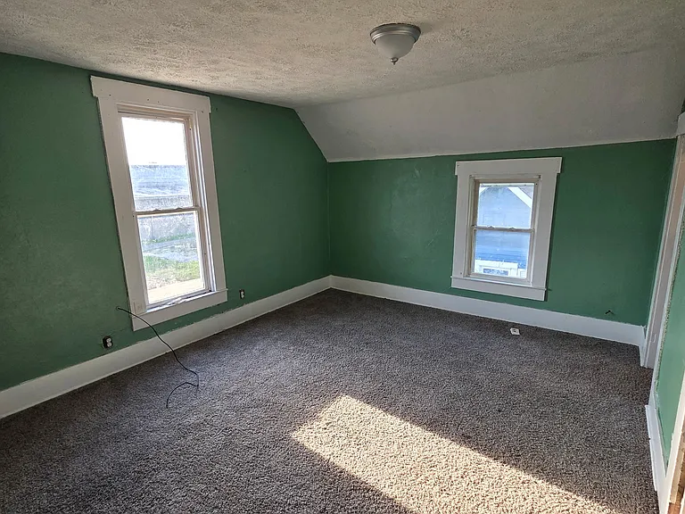 1039 N Lafountain St — Photo 3