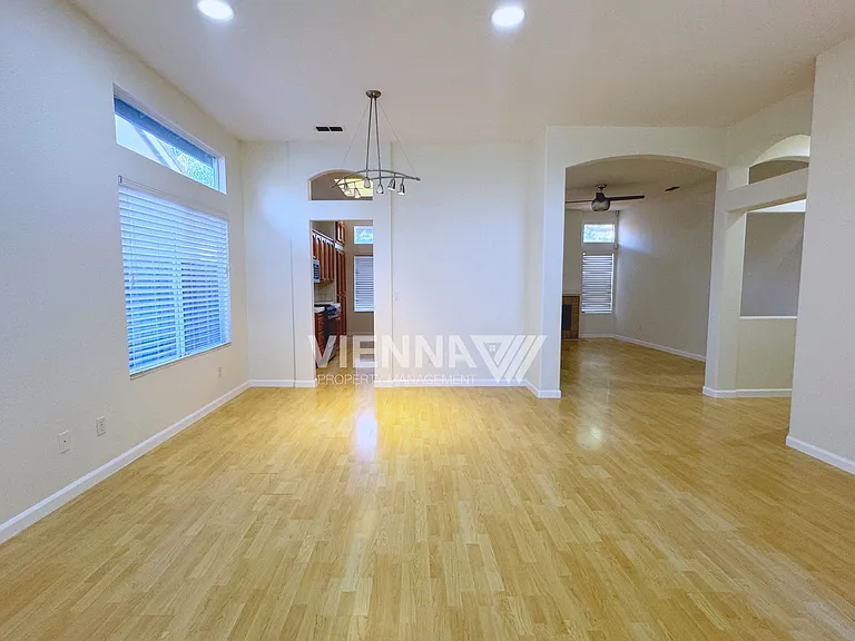 2736 Genesee Dr — Photo 5