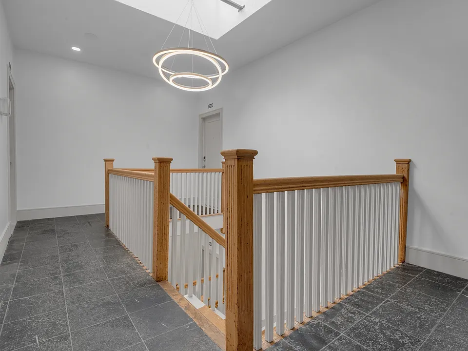 325 Summit Ave #402