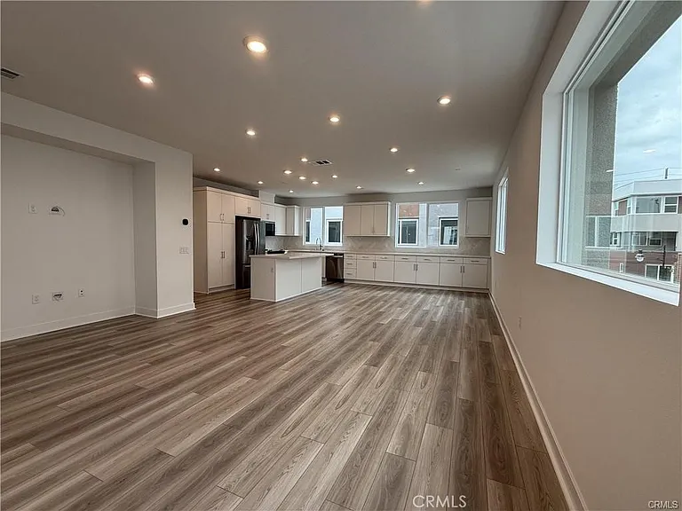677 S Lyon St — Photo 3