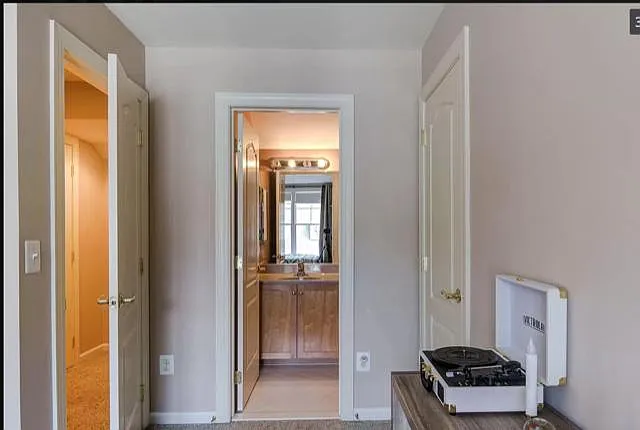 94 Washington St — Photo 11