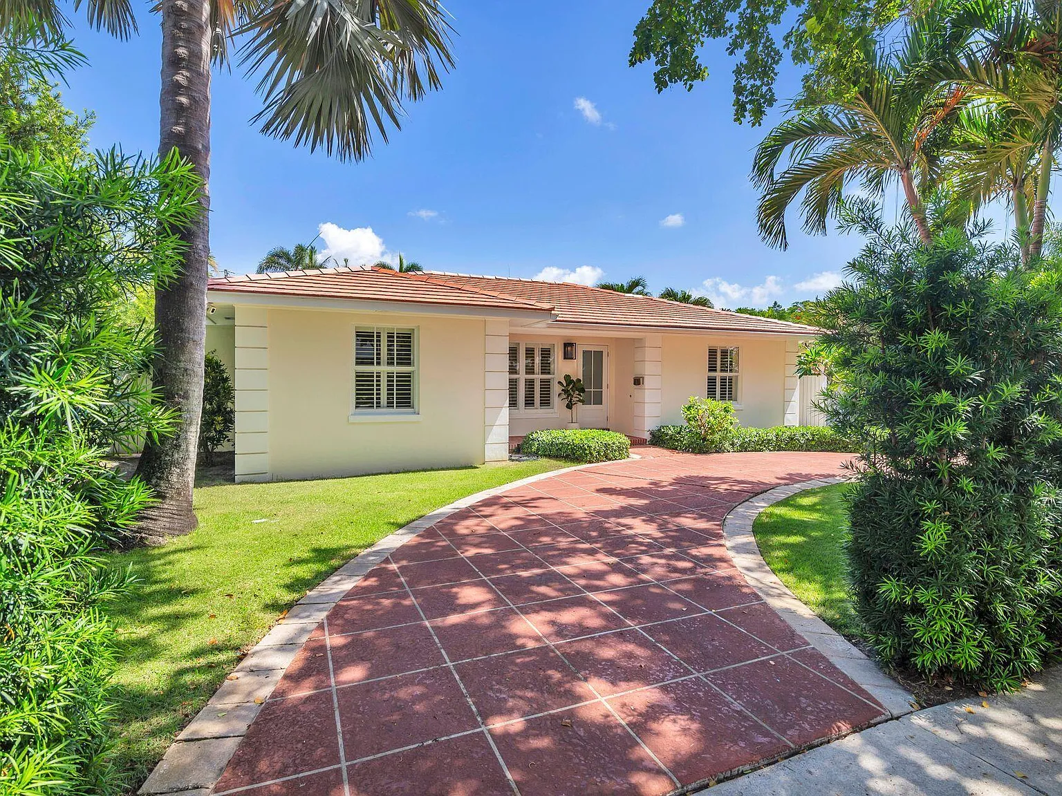 3 bed, 2.5 bath, 1887 sqft, $13,000 — Photo 3