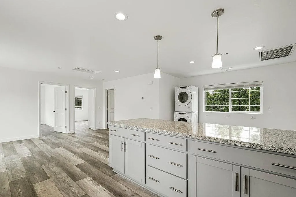 2 bed, 880 sqft, $3,500 — Photo 2