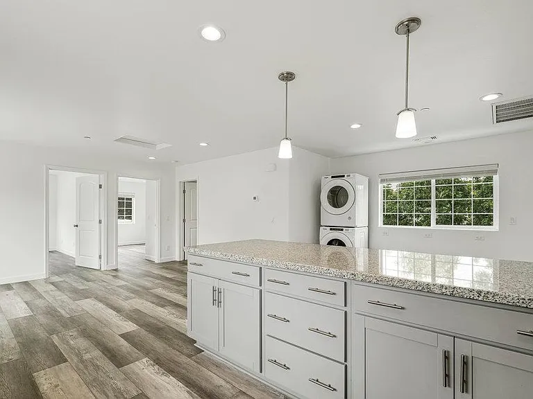 552 Hathway Ave — Photo 2