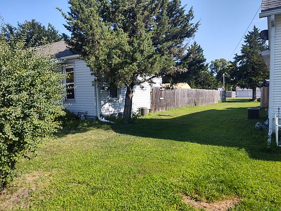 3rd image of 1625 E Dodge St