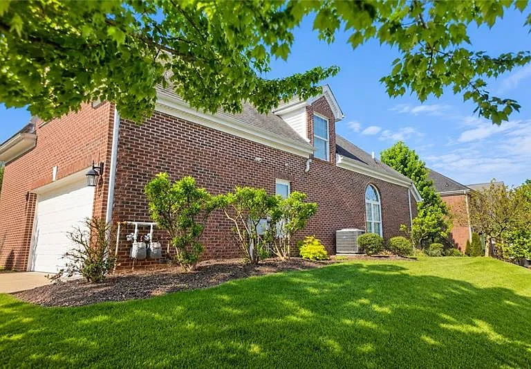 819 Strasburg Dr — Photo 44