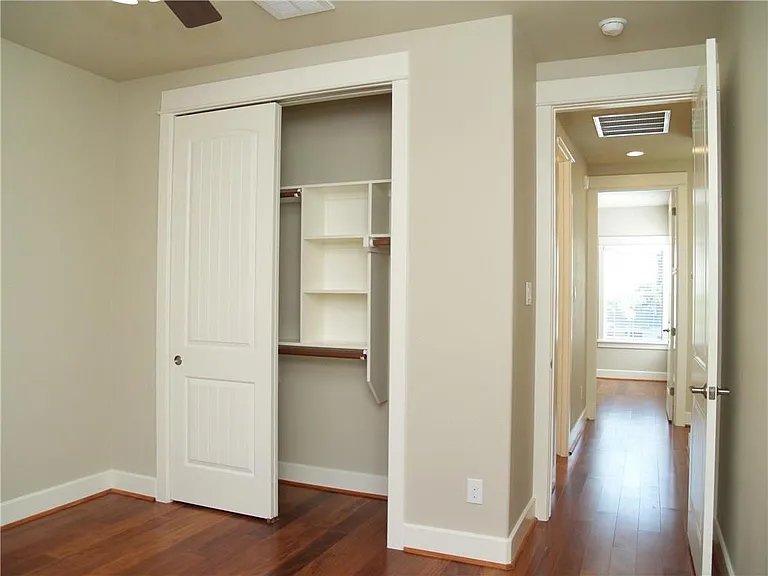 303 Zennia St — Photo 11