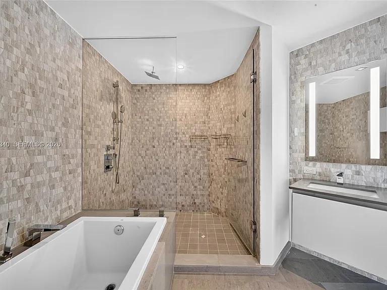 68 SE 6th St #3311 — Photo 12