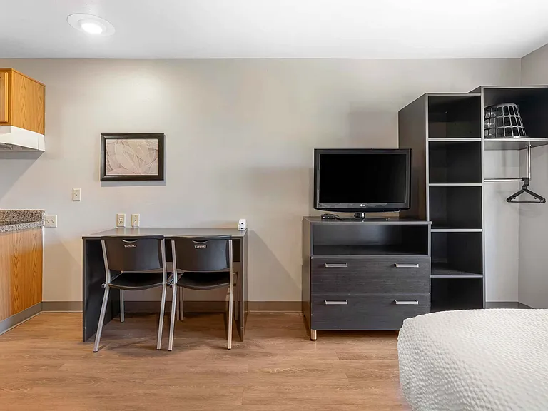 Deluxe Studio - 1 Queen Bed