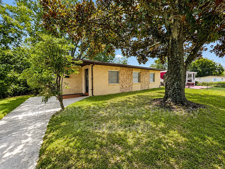 10415 Briarcliff Rd E — Photo 1