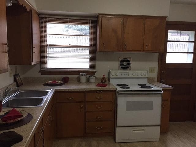 1st image of 3211 S 108th St
