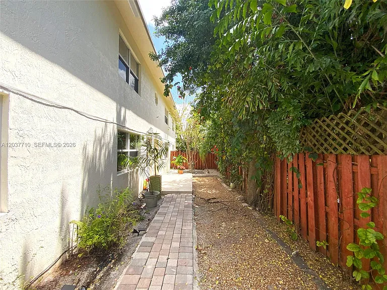530 NE 15th Ct #7 — Photo 10