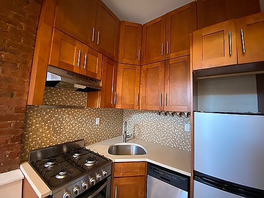 5th image of 142 Macon St #2C