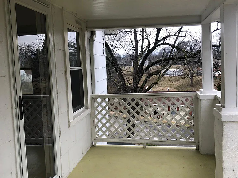 830 Oakview Dr — Photo 5