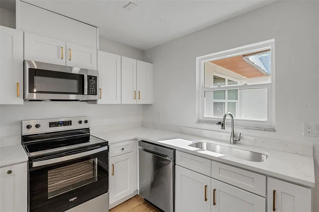 2 bed, 2.0 bath, 735 sqft, $2,100 — Photo 3