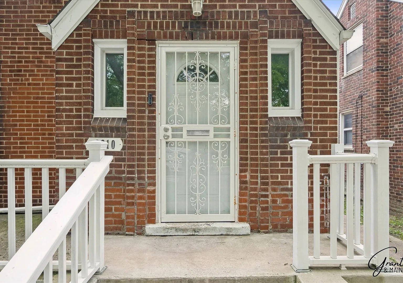 $1325 3 bedroom bungalow — Photo 2