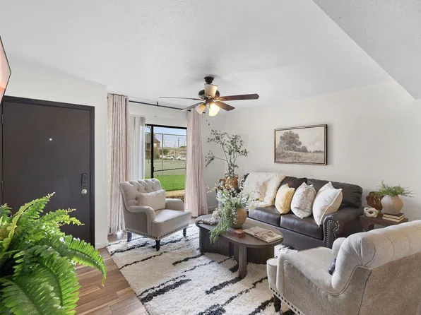 904 University Oaks Blvd, College Station, TX