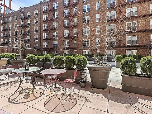 4th image of 25 W 13th St APT 1KN