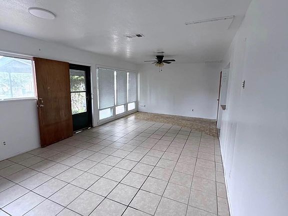 2nd image of 301 W Avenue L
