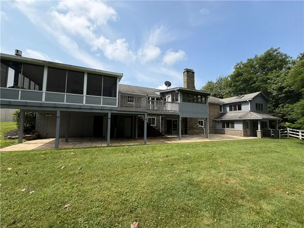 1959 Watch Hill Dr, Ambridge, PA 15003