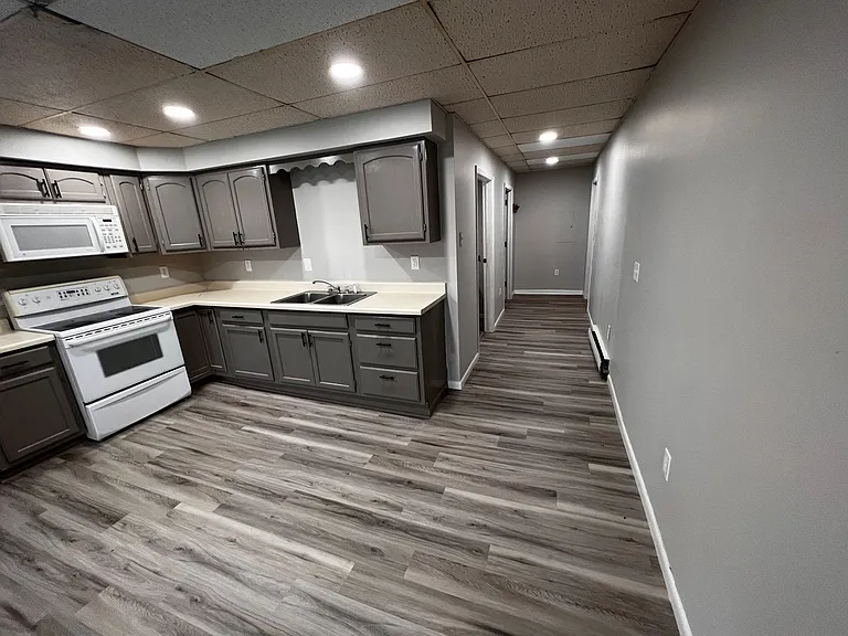 83 E Main St — Photo 3