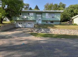 2112 8th Ave NW, Minot, ND 58703