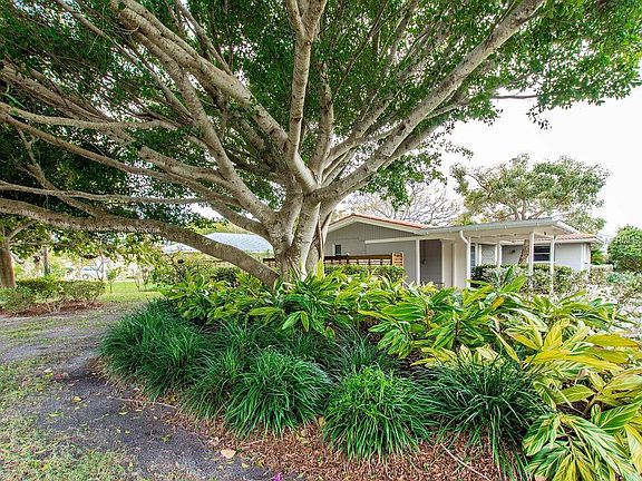 3rd image of 215 Gulf Dr