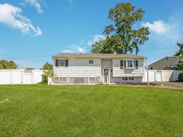 2401 Wave Avenue, Medford, NY 11763