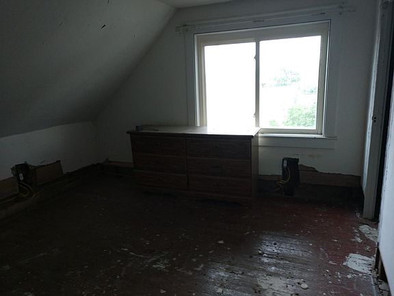 3rd image of 139 E Ira St