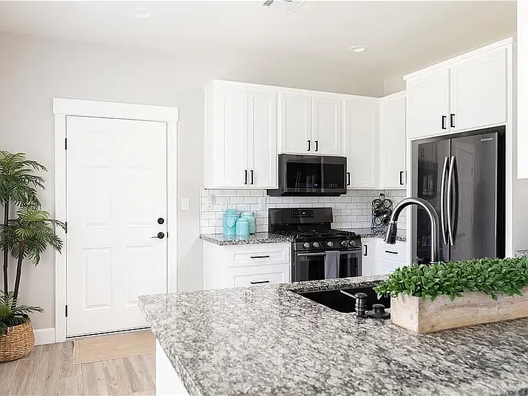 1 bed, 785 sqft, $1,700 — Photo 3