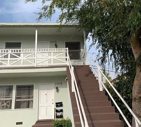 PICTURE OF BACK 3-UNIT COMPLEX