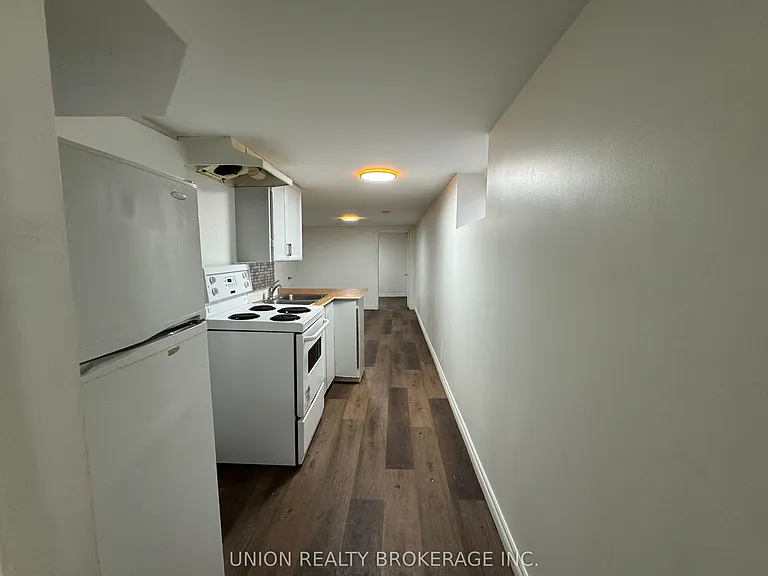 2137 Gerrard St E #LOWER — Photo 2