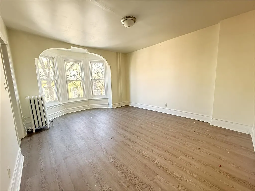 1 bed, 1.0 bath, 1974 sqft, $1,500 — Photo 2