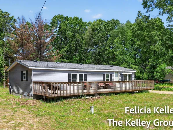 17158 Seneca Dr, Howard City, MI 49329
