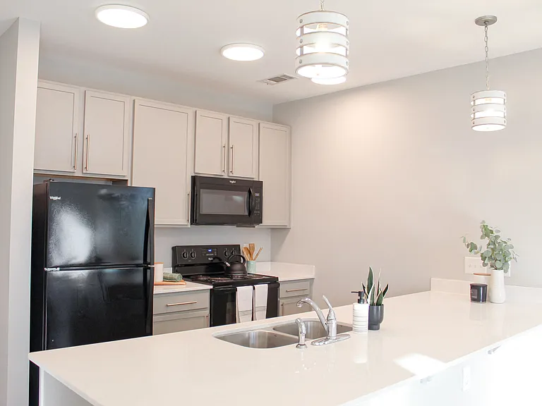 501 Howard St — Photo 2