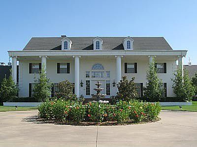 Front drive up to the house.