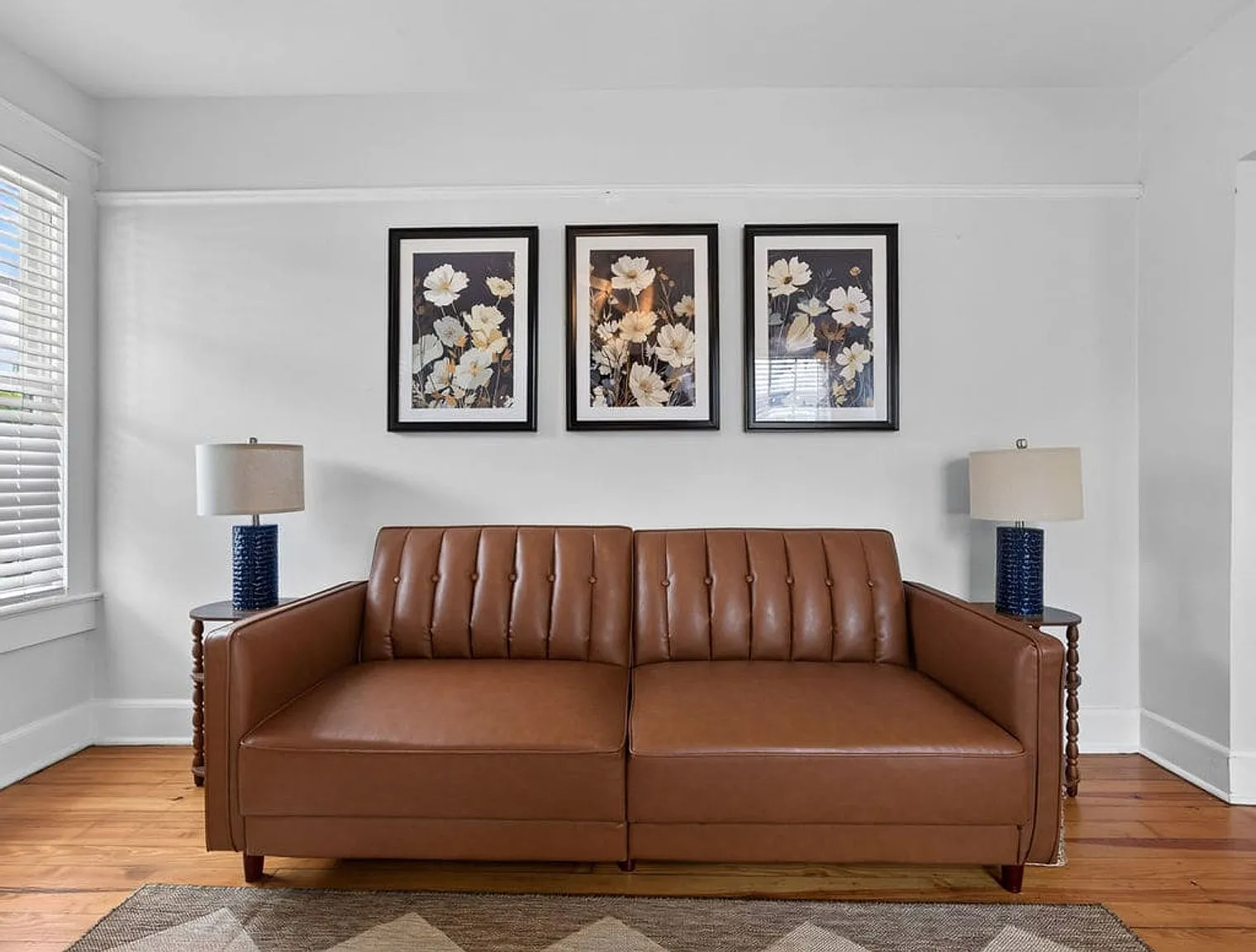 2 bed, 1.0 bath, 699 sqft, $1,376 — Photo 2